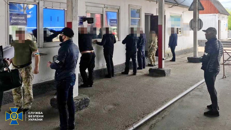 СБУ викрила на Волині хабарників, які допомагали ввозити євробляхи. ФОТО