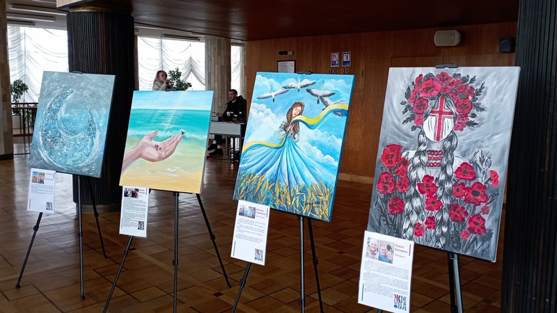 У Луцькому драмтеатрі відбулась презентація виставки картин коханих загиблих Героїв. ФОТО