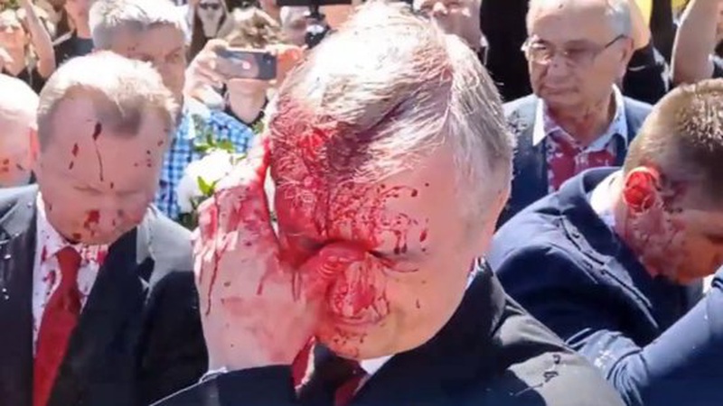 У Варшаві посла Росії облили червоною фарбою під вигуки «фашисти». ВІДЕО