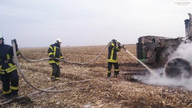 На Волині просто в полі загорівся трактор, а в гаражі – автомобіль