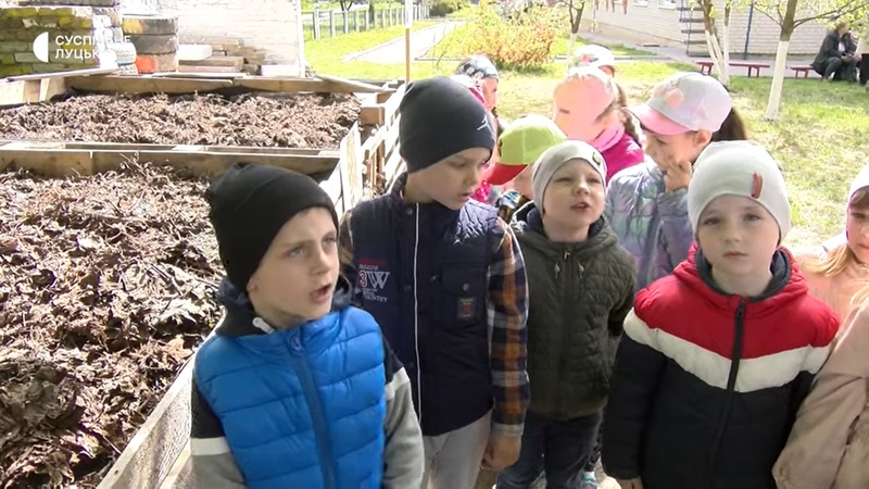 Юних лучан вчать компостувати сміття