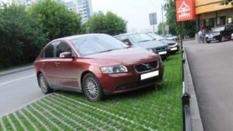 Лучанин просить облаштувати місця для паркування вздовж проспекту Соборності