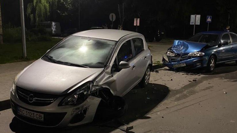 П’яний водій у Ковелі на швидкості врізався у дві припарковані автівки. ФОТО