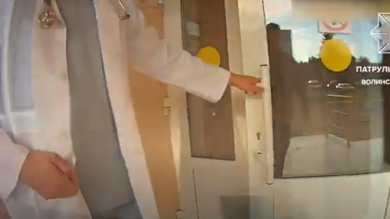 Волинські патрульні швидко допомогли доправити в лікарню хлопчика з підозрою на апендицит. ВІДЕО