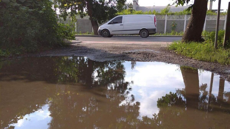 У Луцьку заїзд у двір після дощу перетворюється на озеро. ФОТО