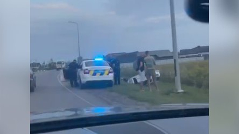 На Волині легковик з’їхав у кювет та перекинувся