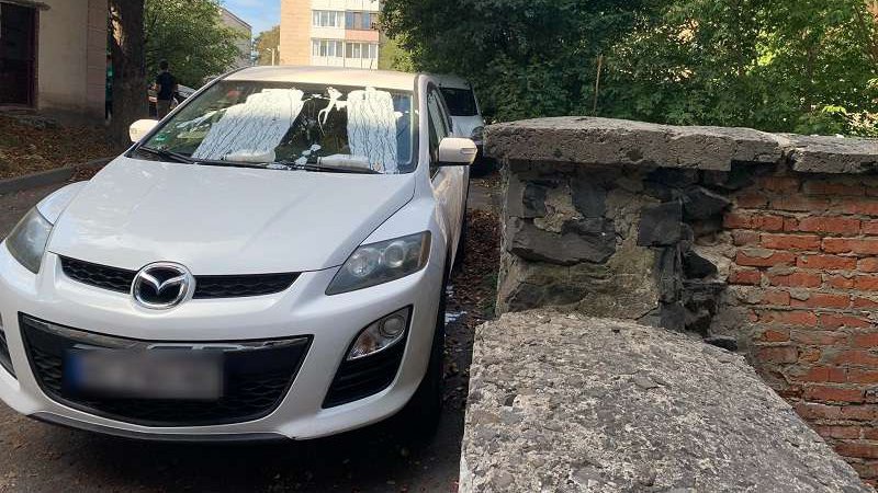 У Луцьку «народні месники» облили кефіром невдало припарковану «мазду»