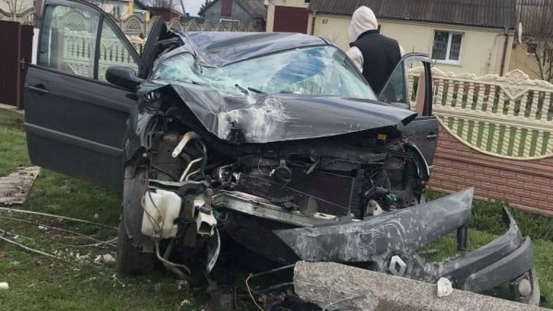 У Рожищі легковик зніс бетонну електроопору: авто – розбите вщент