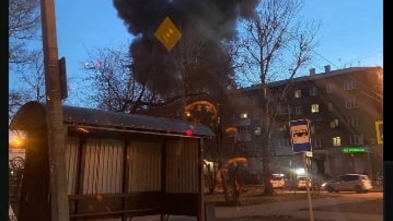 У росії вдруге за тиждень військовий літак упав на будинок