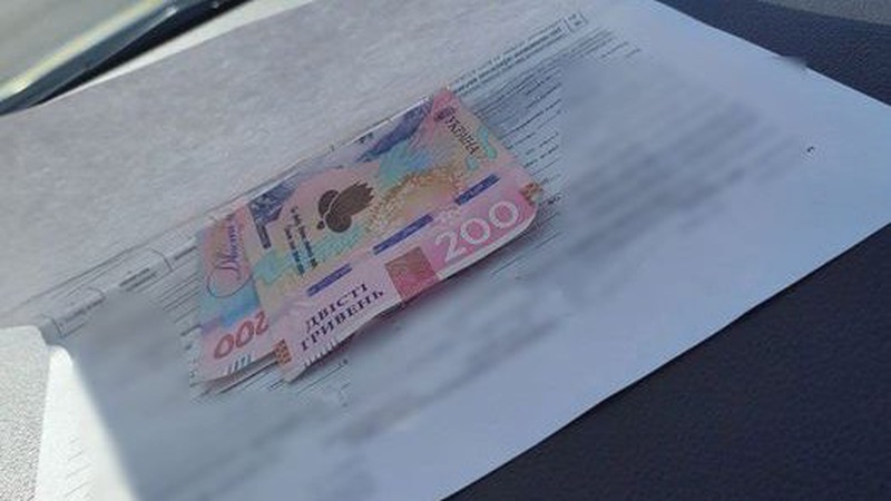 На Волині водій тицяв копам хабаря, бо не мав права сідати за кермо вантажівки