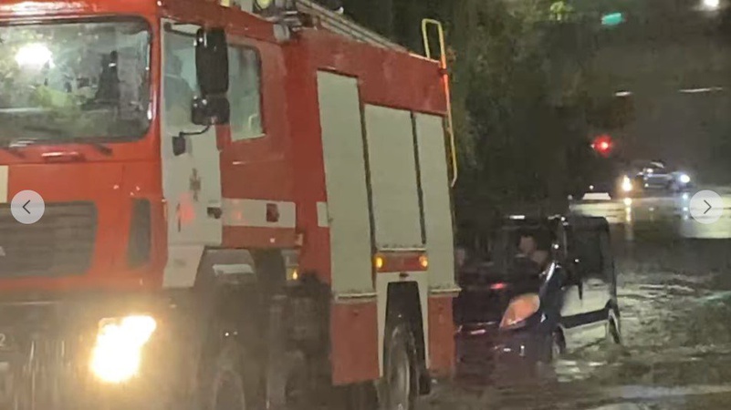 Рятувальники витягували автівки після зливи в Луцьку. ВІДЕО
