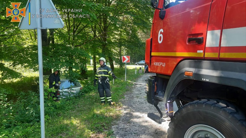 На Волині рятувальники витягнули авто з кювету. ВІДЕО