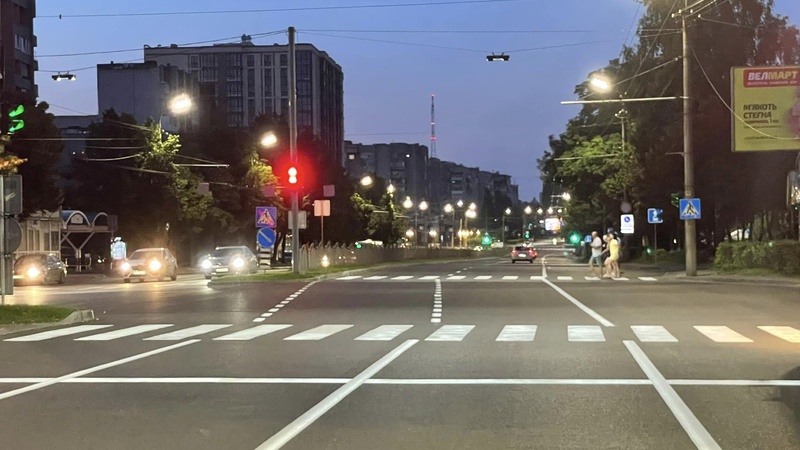 У Луцьку на Соборності наносять дорожню розмітку