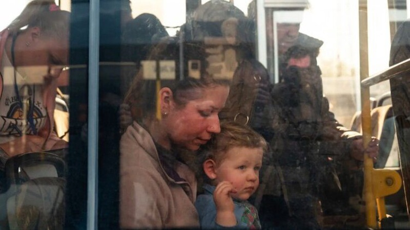 Евакуйовані з «Азовсталі» розповідають, як виживали всередині заводу та що бачили