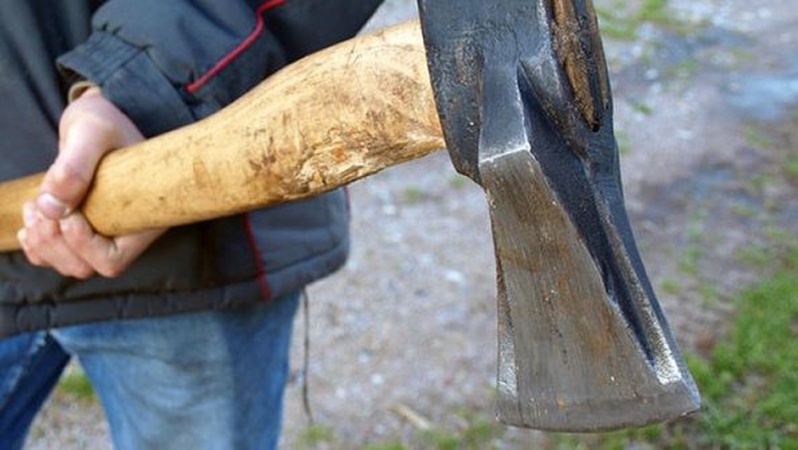 Волинський суд покарав чоловіка, який зарубав матір та сина