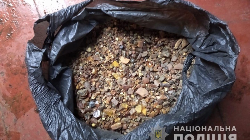 У будинку волинянина знайшли пакет із бурштином