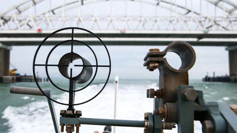 Аби підняти крейсер «Москва» з дна моря, росіяни притягнули дві «вишки Бойка», – військовий експерт