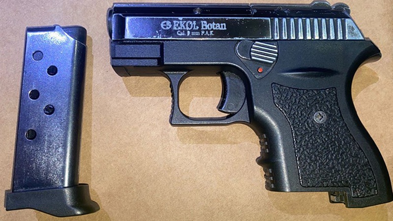 У парку Луцька розгулював чоловік з пістолетом