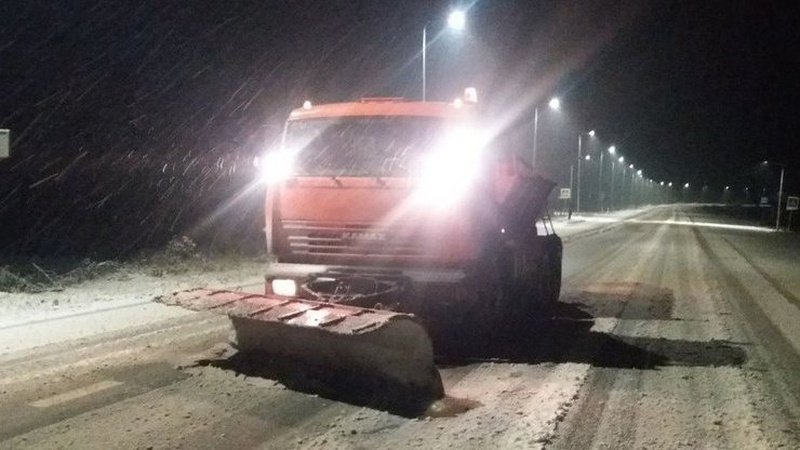 На дорогах Волині вперше цього року працювала снігоочисна техніка