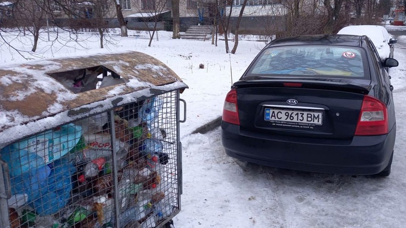 У Луцьку водіїв просять не паркувати авто біля смітників