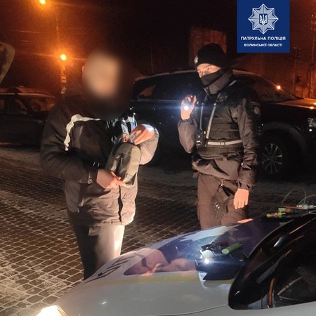 У підозрілих лучан патрульні перевіряють кишені: у декількох знайшли наркотики