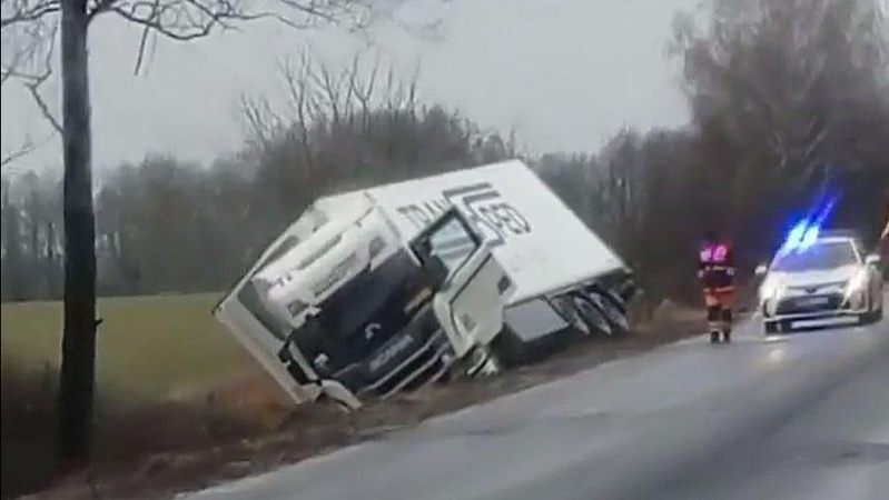 На волинській дорозі перекинулися вантажівка та легковик. ВІДЕО