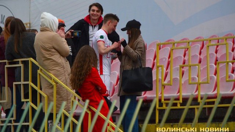 На Волині футболіст освідчився коханій відразу після матчу