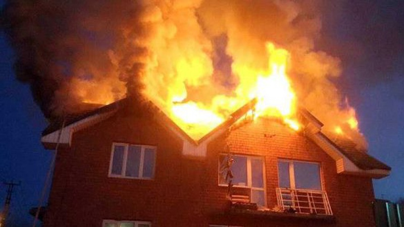 У селі від вогню рятували будинок волинян