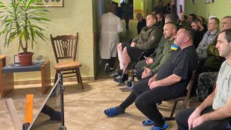 У медзакладі Луцька для поранених бійців влаштували концерт різдвяної музики