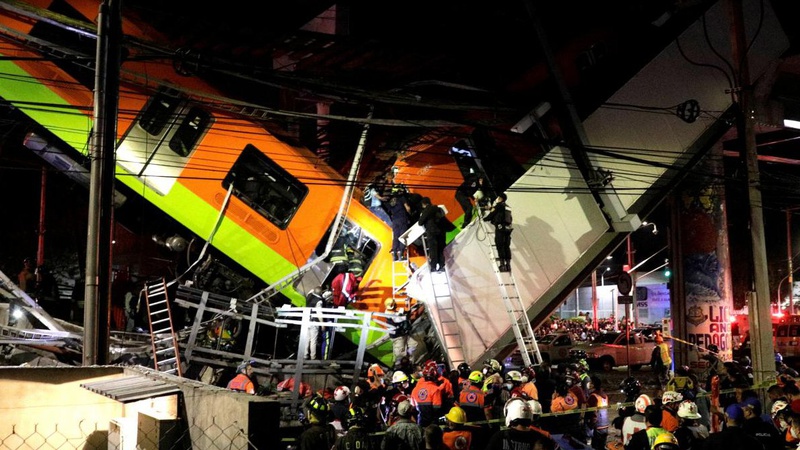 У Мехіко обвалився міст із поїздом: 15 загиблих і десятки травмованих