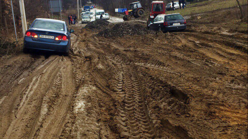 ДТП на Волині: легковик з’їхав з дороги та загруз в ґрунті