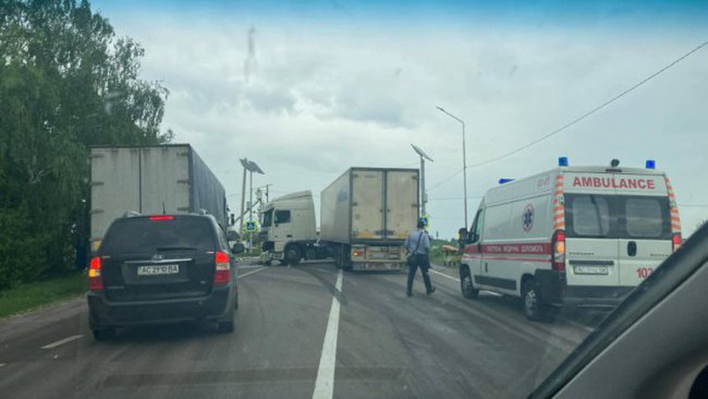 На трасі Луцьк-Горохів легковик врізався у фуру