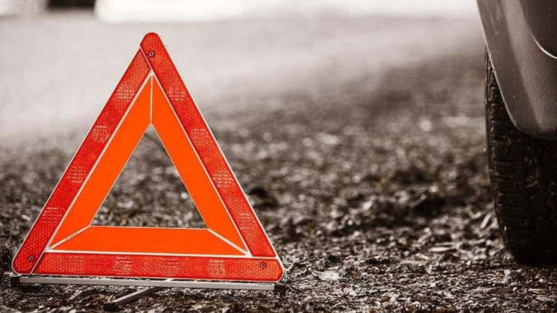 У Луцьку на небезпечному перехресті зіткнулися бус та легковик