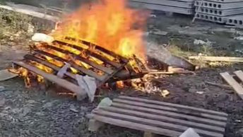 У Луцьку біля новобудови, попри заборону, розвели багаття