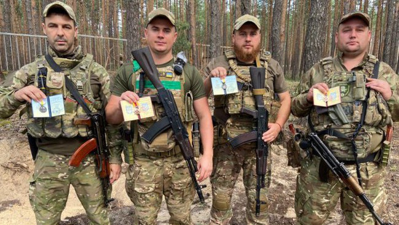 Волинські поліцейські-добровольці отримали відзнаки в зоні бойових дій. ФОТО