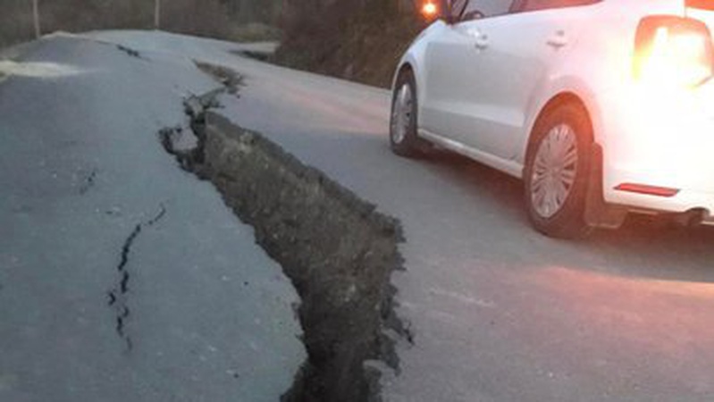 Проїзд неможливий: на Волині блискавка знищила дорогу