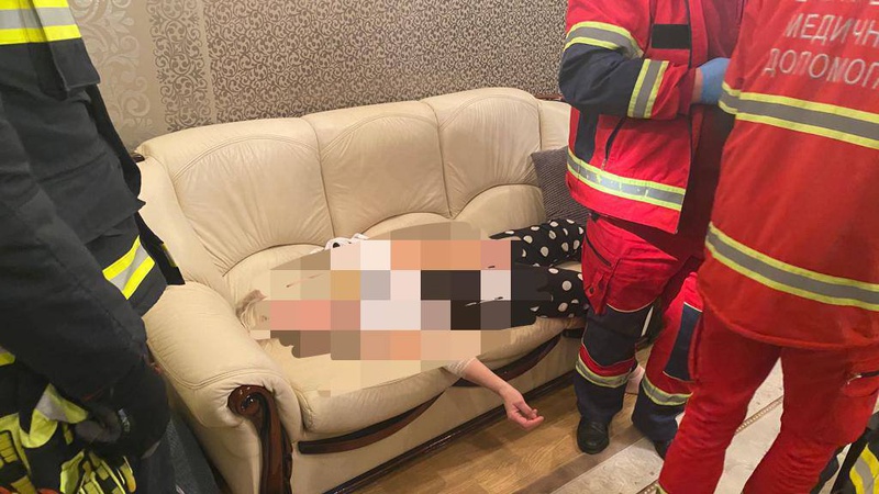 55-річна лучанка втратила свідомість і не відчиняла двері: на допомогу прийшли рятувальники