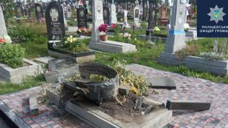 На Волині чоловік порушив спокій кладовища та влетів у могилу