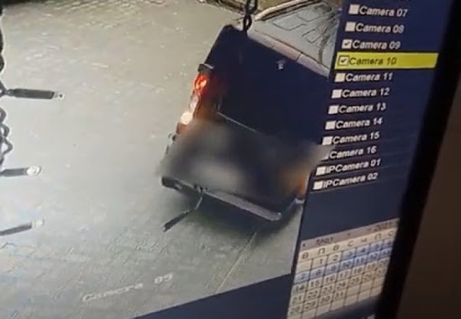 У Луцьку автомобіль розтрощив вітрину магазину