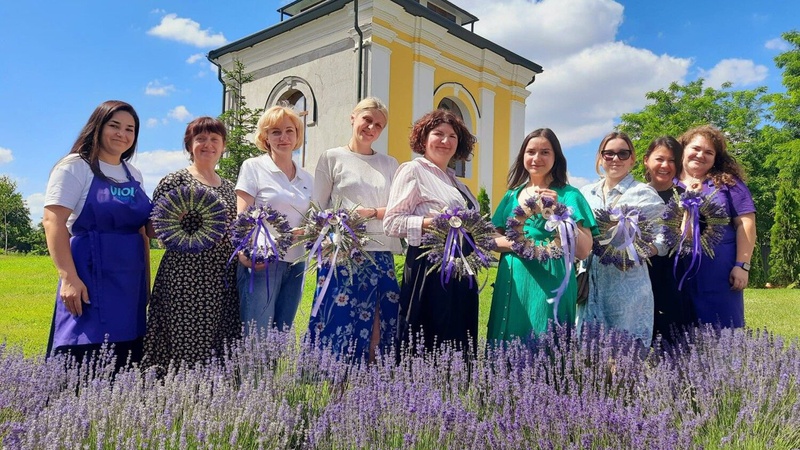 На лавандовому полі поблизу монастиря на Волині організували благодійні майстер-класи