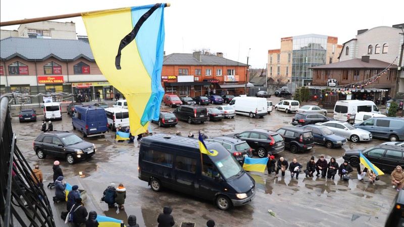 Навіть небо плакало: волиняни навколішки зустріли загиблого Героя Олександра Карпіка