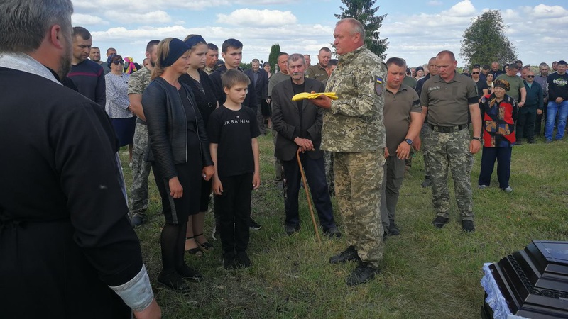 Без батька залишилося троє діток: волиняни попрощалися із Героєм Сергієм Лукашуком