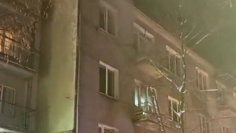 Густий дим валить з вікна: у Луцьку горить квартира