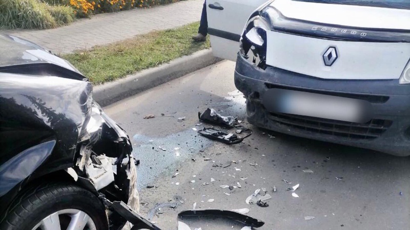 У Ковелі «Рено» врізався у припаркований «Фольксваген». ФОТО