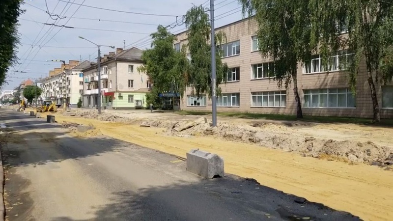 «Одинадцята година. Всі сидять», – лучанин показав, як ремонтують проспект Волі. ВІДЕО