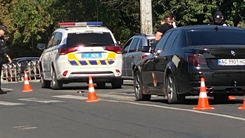 У Луцьку на переході BMW врізалась в авто патрульних