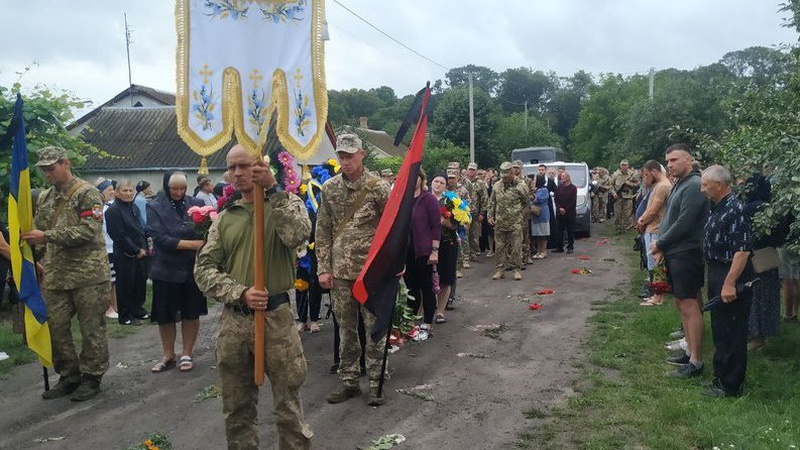 Волиняни попрощалися з полеглим добровольцем і багатодітним батьком Романом Печерським