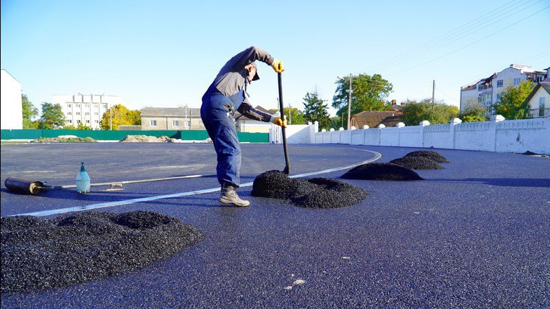 На стадіоні у Володимирі нарешті взялися облаштовувати бігові доріжки