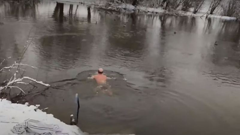 «Моржі» – не ті, що купаються, а потім замерзають», – луцький «морж» про занурення в холодну воду. ВІДЕО