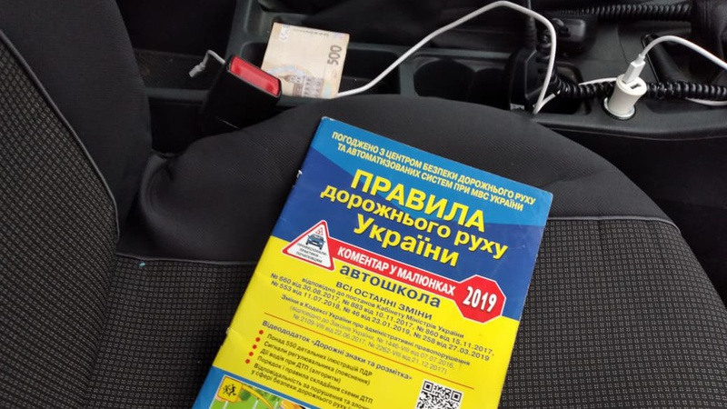 Волинянин залишив поліцейським хабар у підлокітнику авто